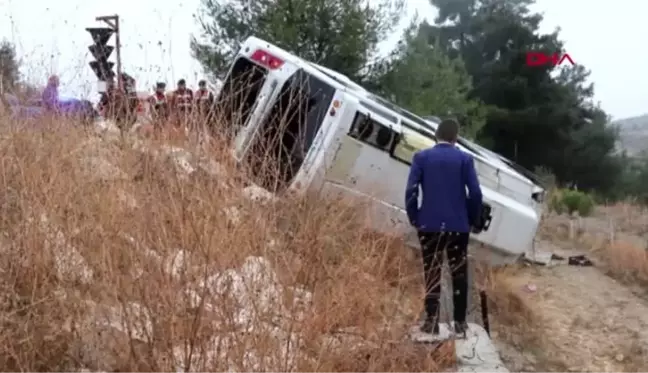 Denizli'de yolcu midibüsü devrildi: 1 ölü, 20 yaralı