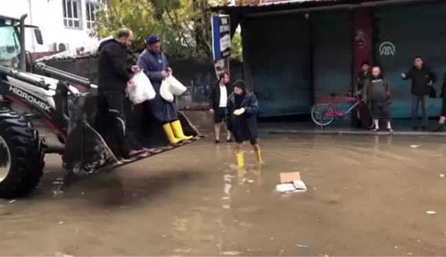 Adana'da su baskınında mahsur kalanlara iş makinesiyle ekmek dağıtıldı