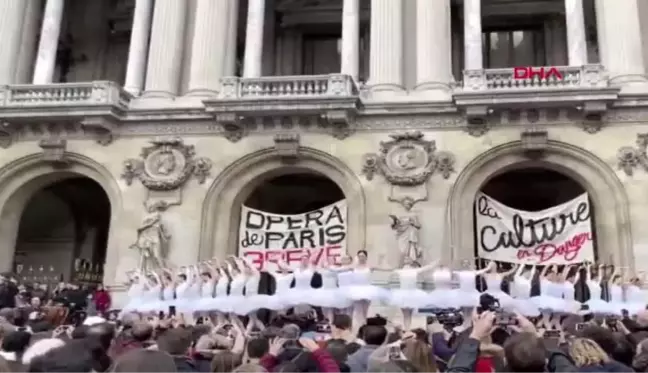 Paris operası greve kuğu gölü'yle destek verdi