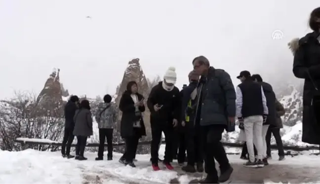 Kapadokya'da kar peribacalarını beyaza bürüdü