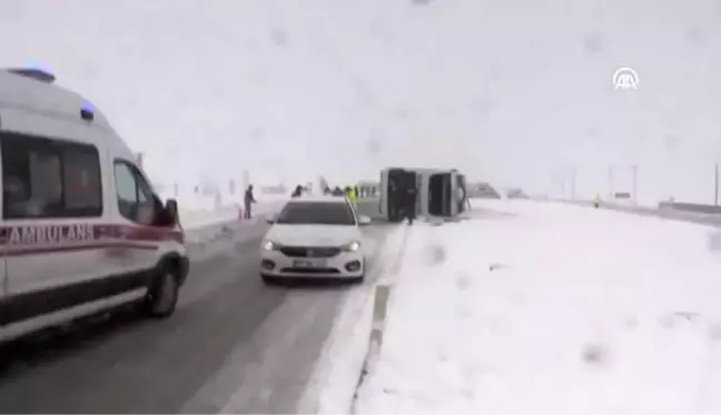 Karaman'da yolcu otobüsü devrildi: 22 yaralı