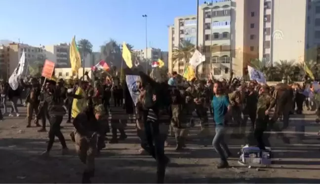 Iraklı protestocular, ABD Büyükelçiliğinin bir kapısını daha ateşe verdi