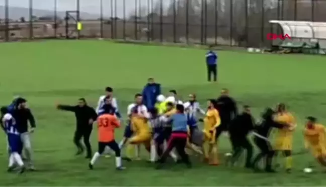 Futbolcuların kavgasını polis havaya ateş açarak sonlandırdı