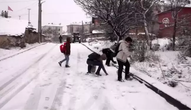 Çubuk'ta kar yağışı etkili oluyor