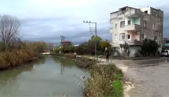 Mersin'de bazı evler su baskını endişesiyle tahliye ediliyor