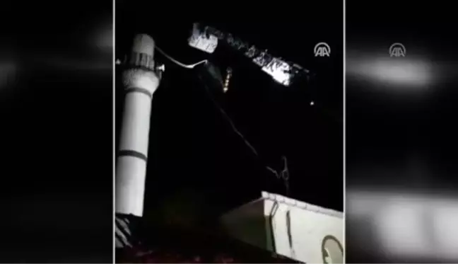 Balıkesir'de şiddetli fırtına cami minaresinin üst kısmını kopardı