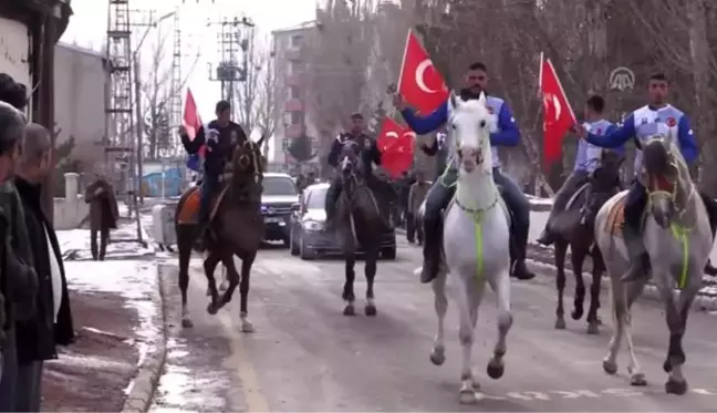 Cirit sporcularının karlı zeminde atlarıyla gösterileri ilgi çekti