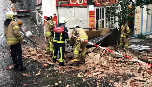 Beyoğlu'nda tadilat halindeki bir bina çöktü