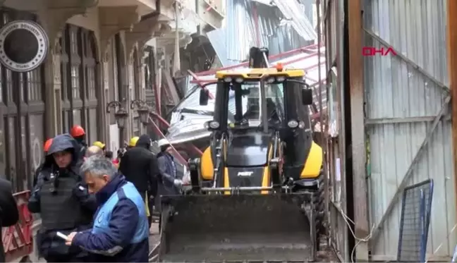 İstanbul-beyoğlu'nda çöken binanın enkazı kaldırılıyor