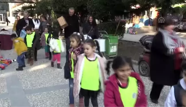 Sokak hayvanlarını soğuktan korumak için parklara kulübe yerleştirdiler