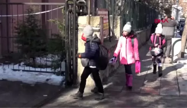 Afyon kar topu oynarken vücudunda yara oluşan öğrencinin babası ne olduğunu merak ediyoruz