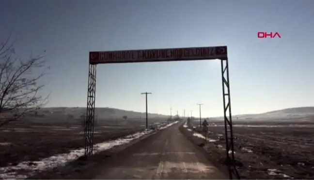 Aksaray evlerinin balkonuna gelen maymunu kedi sanmışlar