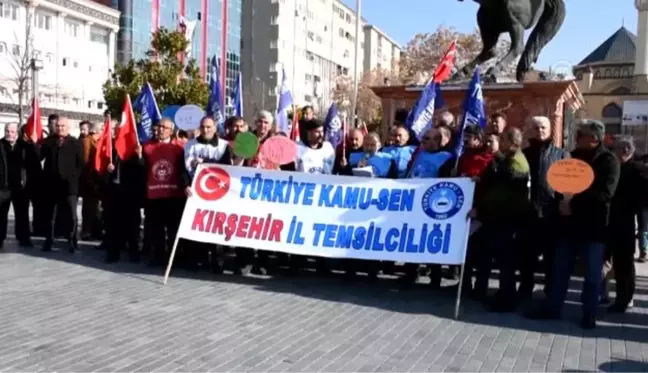 Türkiye Kamu-Sen üyeleri, memur maaş zammını bordro yakarak protesto etti