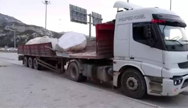 Burdur tır'ın dorsesindeki 10 tonluk mermer blok, kasayı kırarak karayoluna düştü