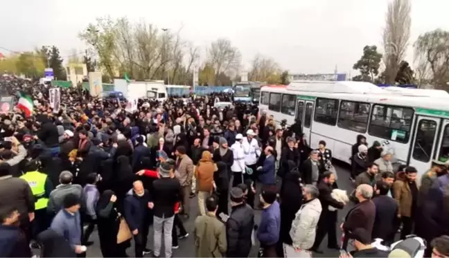 İran'da cuma namazının ardından ABD'ye tepki gösterisi