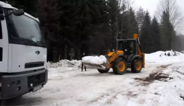 Karne alan öğrenciler, muhtarın yayladan taşıttığı karla çifte sevinç yaşadı