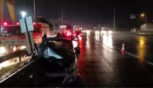 Kocaeli'de bariyerin saplandığı otomobilin sürücüsü yaralandı