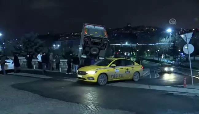 Kağıthane'de kontrolden çıkan kamyonet parkın duvarında asılı kaldı