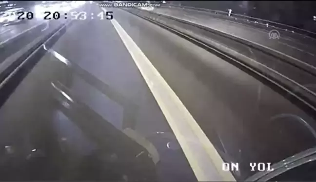 Metrobüsle motosikletin çarpışması sonucu 2 kişi yaralandı (2)