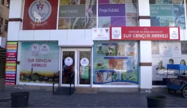 Hediye ettikleri bez bebeklerle köy çocuklarını sevindiriyorlar