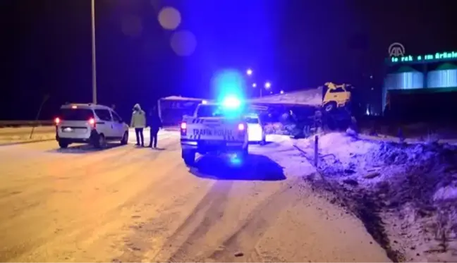 Sebze yüklü tırın devrilmesi sonucu kara yolu trafiğe kapandı