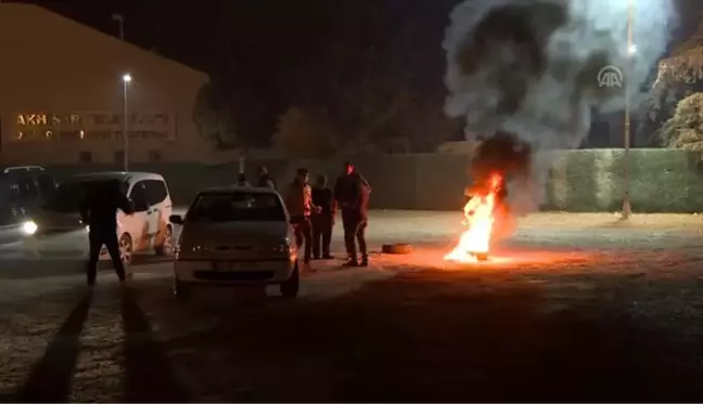 Deprem nedeniyle evlerini boşaltan vatandaşlar, park ve boş alanlarda ateş yaktı