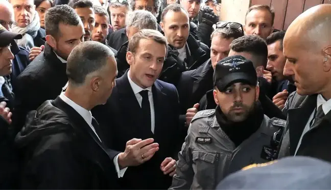 Fransa Cumhurbaşkanı Macron, Kudüs'teki Osmanlı hediyesi önünde İsrail polisi ile tartıştı