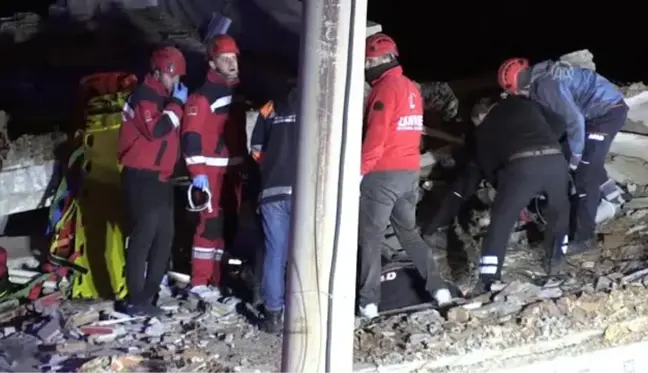 Elazığ'daki deprem - Çöken binada arama kurtarma çalışmaları (2)