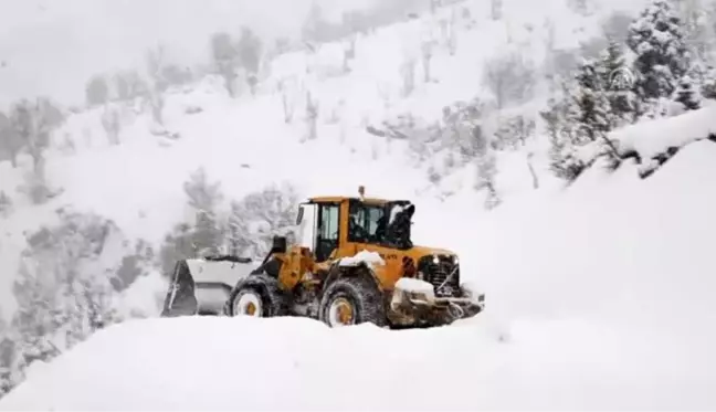 Yolu kardan kapanan köyde mahsur kalan hasta 4 saatte kurtarıldı