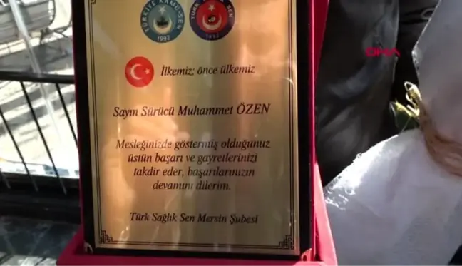 Bebeği hayata döndüren sağlık ekibine plaket