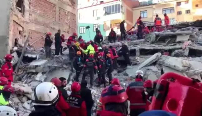 Depremde yıkılan binanın enkazından bir kadın 19 saat sonra sağ çıkarıldı (4)