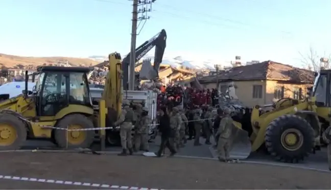 Elazığ'da deprem - Gezin Mahallesinde 12 saat sonra bir kişi daha enkazdan çıkarıldı