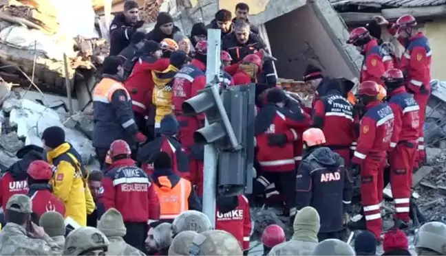 Elazığ'da deprem - Gezin Mahallesinde bir kişi enkazdan çıkarıldı