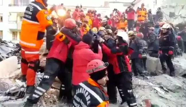 Elazığ'da deprem - Gezin Mahallesinde bir kişinin enkazdan çıkarılma anı