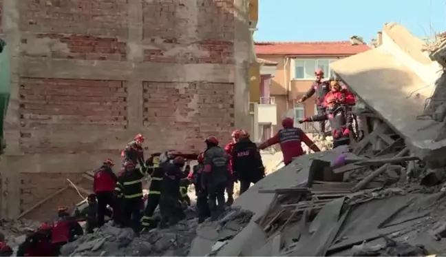 Elazığ'daki deprem - Mustafa Paşa Mahallesi'nde arama kurtarma çalışmaları sürüyor (3)