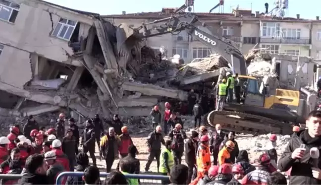 Elazığ'daki deprem - Sürsürü Mahallesi'nde arama kurtarma çalışmaları sürüyor (6)