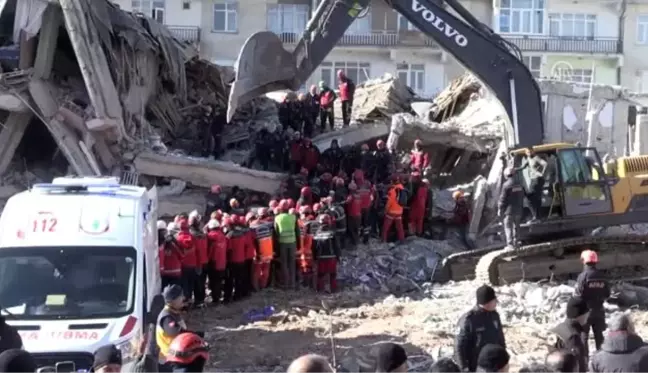 Elazığ'daki deprem - Sürsürü Mahallesi'nde yıkılan binada çalışmalar devam ediyor (5)