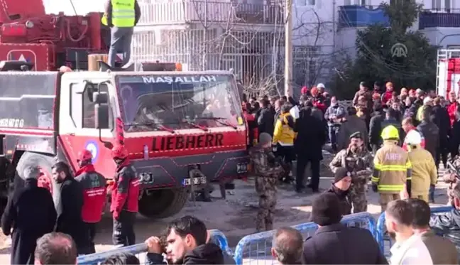 Elazığ'daki deprem - Sürsürü Mahallesi'nde yıkılan binada çalışmalar devam ediyor (7)