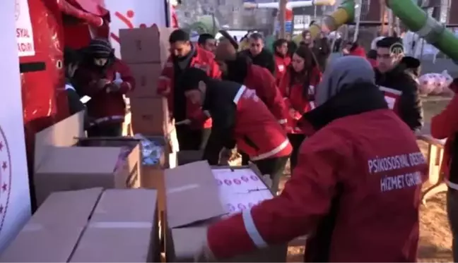 Elazığ'daki depremzede çocukların yüzü hediye edilen oyuncaklarla güldü