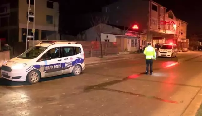 Otomobil kamyonetle çarpıştı: 1'i polis, 2 yaralı