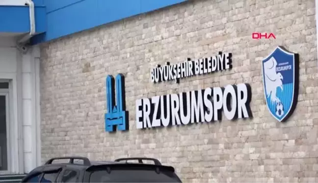 Erzurum teknik direktör ve futbolculardan lösemili taraftara ilaç gibi ziyaret