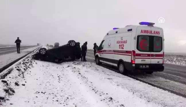 Hafif ticari araç şarampole devrildi: 4 yaralı