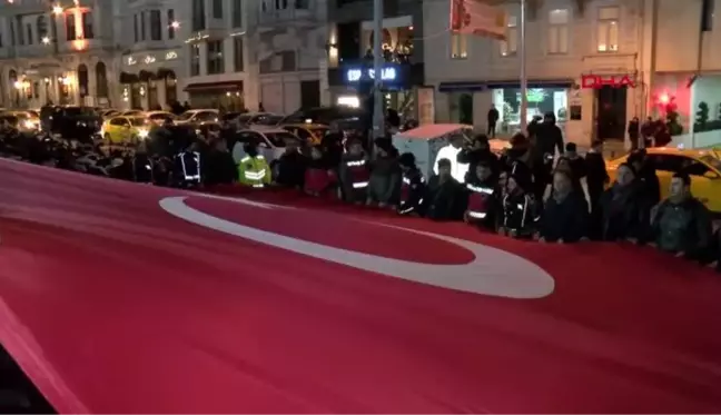 Motosikletçiler yunan milletvekilini dev bayrakla protesto etti