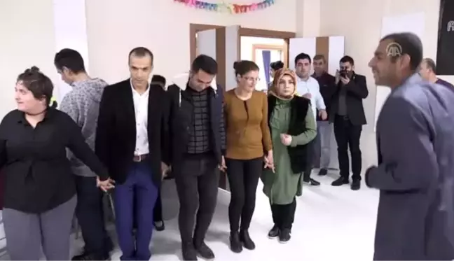 Temizlik personeli, bakıma muhtaç hastalara moral verdi