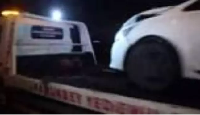 Polisten kaçan sürücü park halindeki 3 araca vurduktan sonra yakalandı