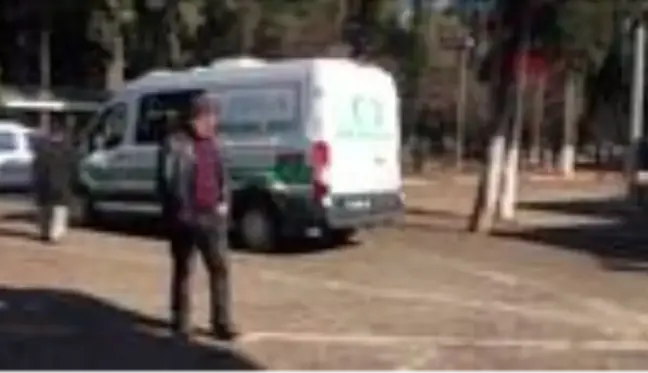 Refüje çarpan otomobilin sürücüsü öldü
