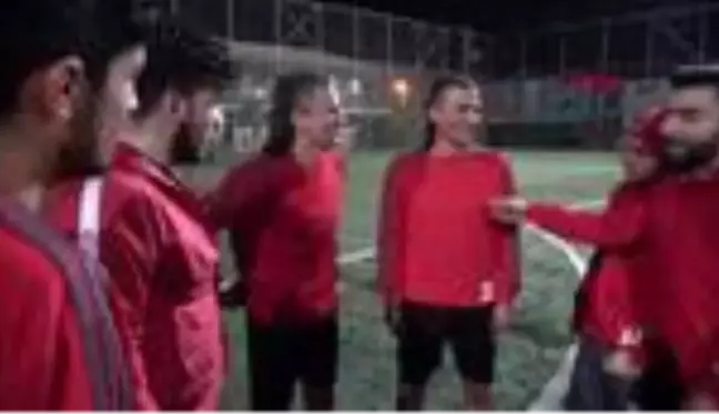 Spor ikiz futbolcu kardeşler, hakemi de şaşırtıyor