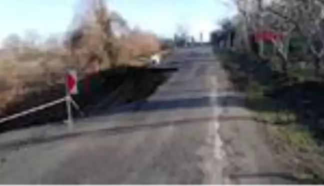 İlçe ile beldeyi bağlayan yol çöktü, karayolu ulaşıma kapandı