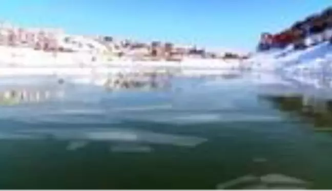 Tunceli'de baraj gölünün yüzeyi buz tuttu