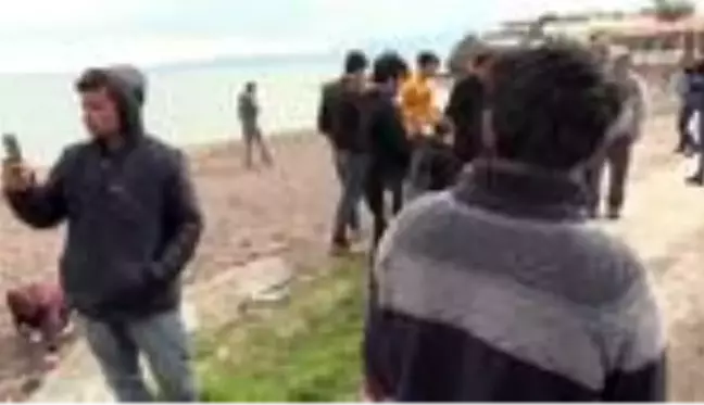 Avrupa'ya gitmek isteyen bir grup düzensiz göçmen Çanakkale sahiline geldi - ÇANAKKALE